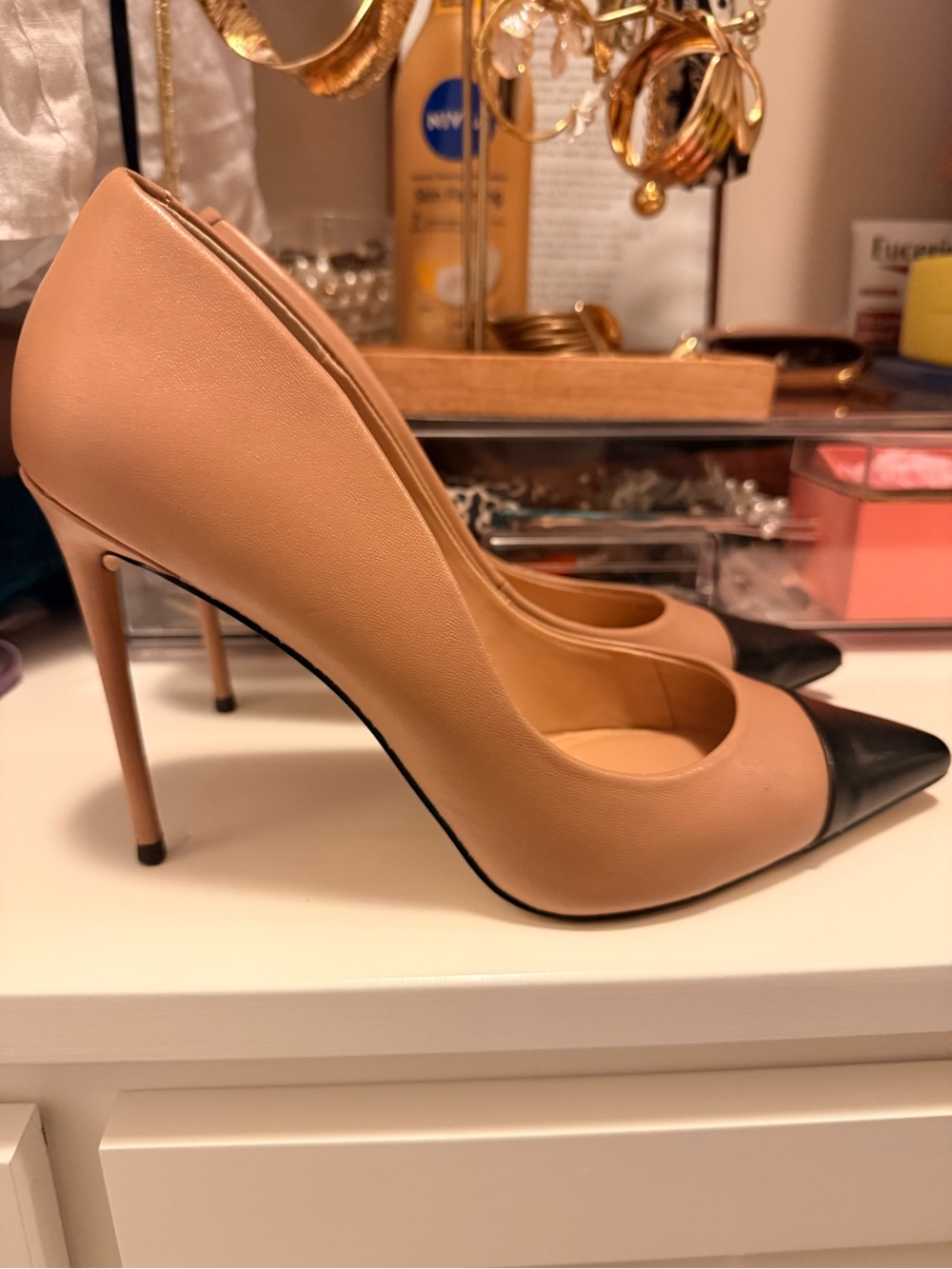 Steve Madden Two-Tone Tan and Black Pointed Toe Pumps - Picture 2 of 4